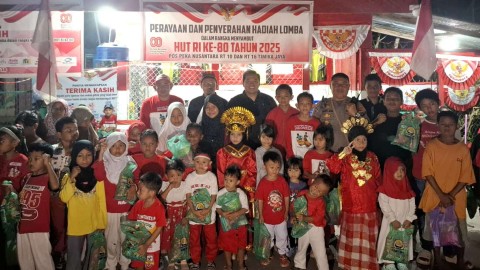 Polsek Mimika Baru bagikan HT kepada Pos Peka wilayah SP2 Timika. Foto: Polsek Mimika Baru