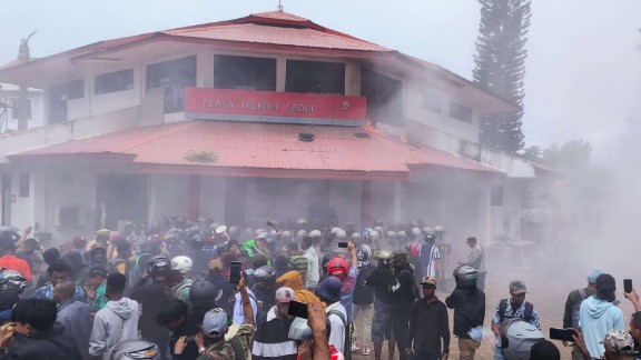 merauke-memanas-demo-gangguan-internet-berujung-ricuh-kantor-telkom-nyaris-dibakar