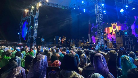 Kemeriahan mewarnai Alun-alun Kuala Kencana pada Festival Kolaborasi Nusantara PTFI, Sabtu (23/8/2025)., Foto: Faris/ Papua60detik