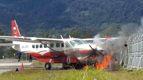 Pesawat Caravan PK-PPI terbakar usai menabrak portal pos Kopasgat Aminggaru, Ilaga, Puncak, Papua Tengah. Foto: Istimewa