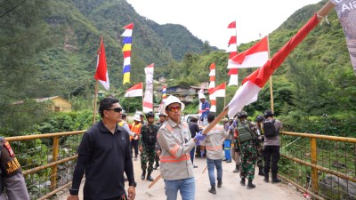 merah-putih-berkibar-di-kampung-banti-freeport-dan-warga-rayakan-kemerdekaan-ri