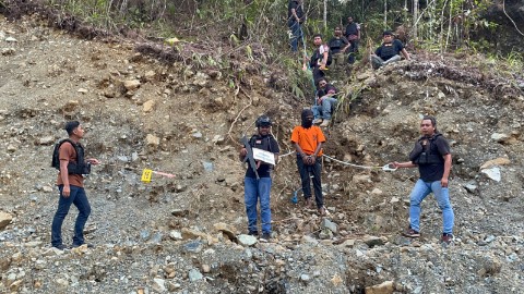 Operasi Damai Cartenz bersama Polres Nabire melaksanakan rekonstruksi kasus pembunuhan terhadap dua personel Brimob Yon C Nabire, Selasa (26/8/2025) di lokasi kejadian. Foto: Satgas Humas ODC