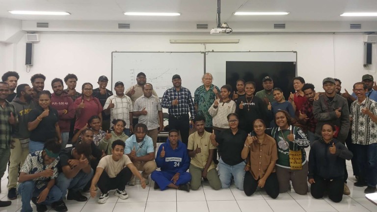 Mahasiswa peserta beasiswa YPMAK  di Unika Soegijapranata Semarang foto bersama Ketua Pengurus YPMAK yang megunjungi universitas tersebut, Senin (25/8). Foto: Humas YPMAK