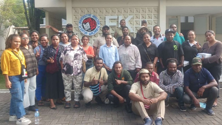 ypmak-tekankan-mahasiswa-uksw-penerima-beasiswa-giat-belajar-agar-lulus-tepat-waktu