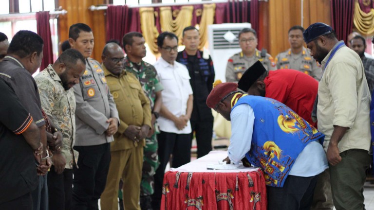 Kelompok Cipayung Plus menyerahkan tuntutan dan aspirasi kepada legislatif dan eksekutif di Provinsi Papua Tengah di Nabire, Papua Tengah, Senin (1/9/2025). Foto : Elias Douw/ Papua60detik