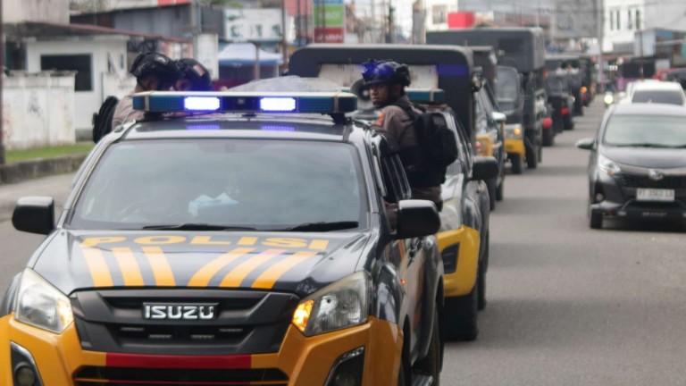 Patroli personel gabungan TNI-Polri, Senin (1/9/2025) sore memastikan situasi Mimika aman. Foto: Eka/ Papua60detik