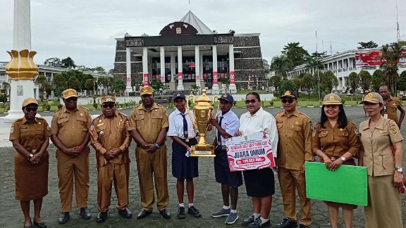 Pj Sekda Mimika dan Wakil Bupati serahkan piala bergilir Multi event kepada perwakilan siswa SMA Negeri 1 Timika, foto: Martha/Papua60detik