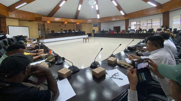 sejumlah Organisasi Kepemudaan (OKP) di Mimika yang menamakan diri Pemuda Mimika Bersatu memilih cara berbeda dengan menyampaikan aspirasi melalui Rapat Dengar Pendapat (RDP) bersama DPRK Mimika. Foto: Faris/ Papua60detik