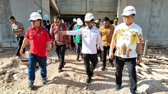 Gubernur Papua Selatan, Apolo Safanpo, meninjau pembangunan gedung di Lokasi pusat Pemprov Papua Selatan. Foto: Jamal/ Papua60detik