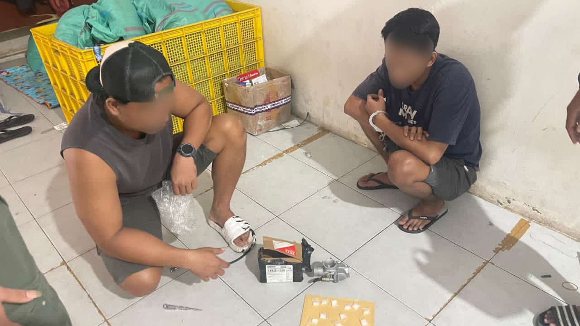 Pelaku saat diamankan Satresnarkoba Polres Mimika. Foto: Istimewa