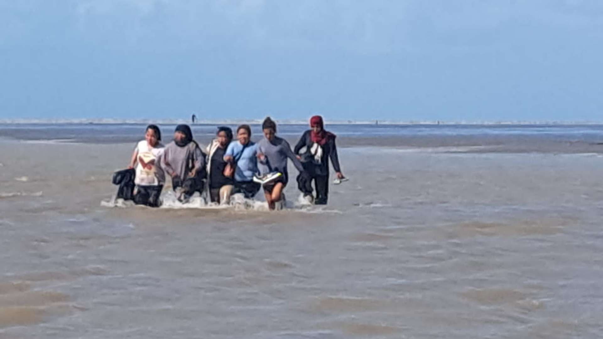 Proses evakuasi korban Speedboat tenggelam. Foto : Humas Polres Merauke.