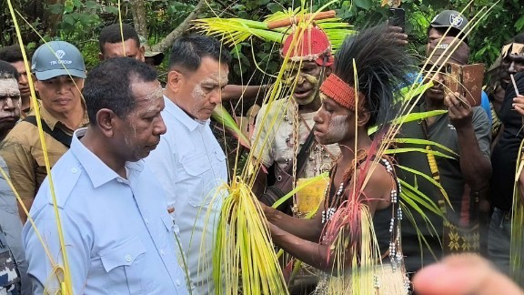 Gubernur Papua Selatan, Apolo Safanpo kunjungan kerja di distrik Kaptel, Kbaupetn Merauke, Papua Selatan. Foto : Jamal/Papua60detik.id