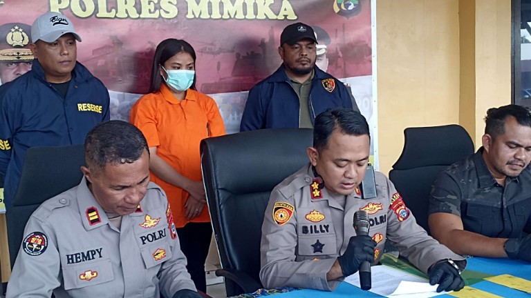 Konferensi pers kasus peredaran uang palsu tersangka AMS alias Mayang. Foto: Eka/ Papua60detik