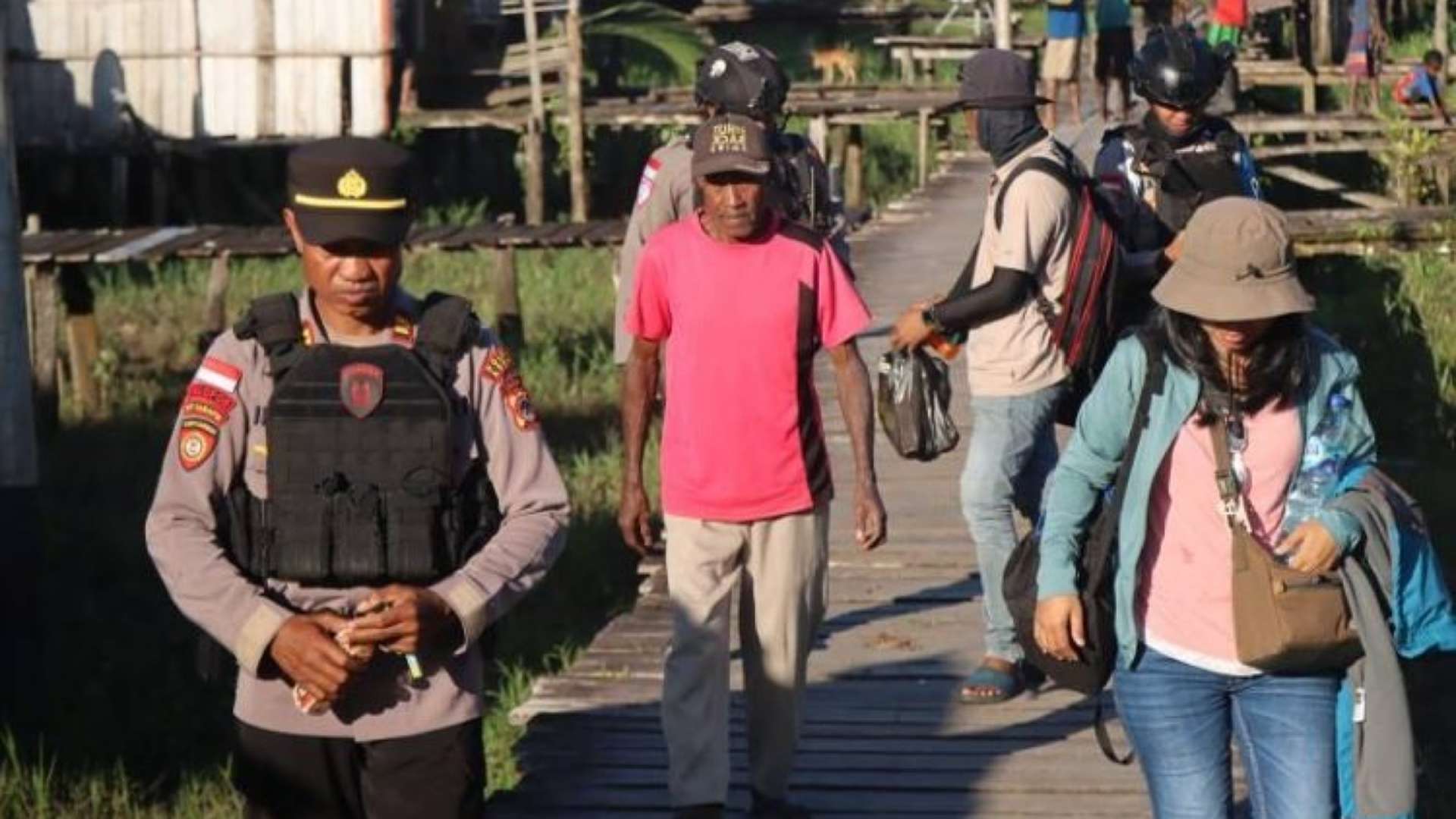Proses evakuasi 11 orang, terdiri dari 9 guru, 1 dokter, dan 1 bidan  ke Distrik Agats, ibu kota Kabupaten Asmat. Foto : Istimewa
