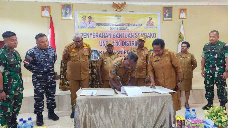 Penandatanganan berita acara penyerahan bantuan sembako, foto: Martha/ Papua60detik