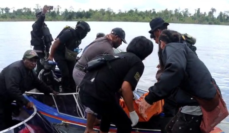 Proses evakuasi jasad Indra Guru Wardana oleh Tim Gabungan TNI-Polri di kali Braza. Foto: Istimewa