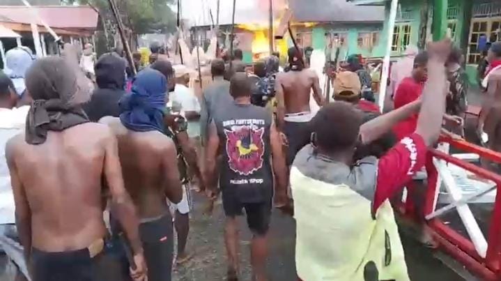 pos-satgas-dibakar-dipicu-penembakan-warga-sipil-oleh-oknum-tni