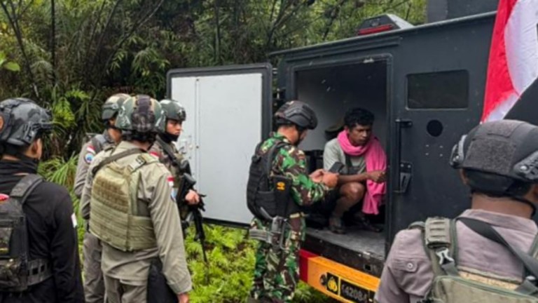 Aparat gabungan berhasil evakuasi empat korban selamat dari serangan KKB di Yahukimo. Foto: Satgas Humas ODC