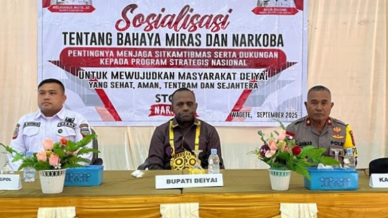 Kiri Kabag Kesbangpol, Tengah Bupati Deiyai, dan Kanan Kapolres Deiyai. Foto : Elia Douw/Papua60detik