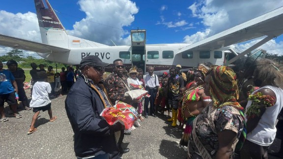 Anggota MRP Papua Tengah disambut Tarian adat Suku Amungme dan pengalungan noken, Foto: Faris/ Papua60detik
