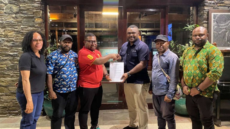 terima-sk-provinsi-wilhelmus-wanmang-resmi-pimpin-rugby-mimika