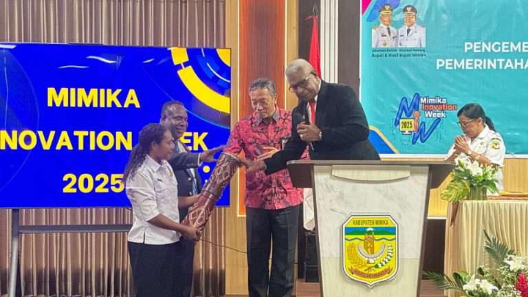 Bupati Mimika Johannes Rettob membuka lomba adu inovasi antar OPD, foto: Martha/ Papua60detik