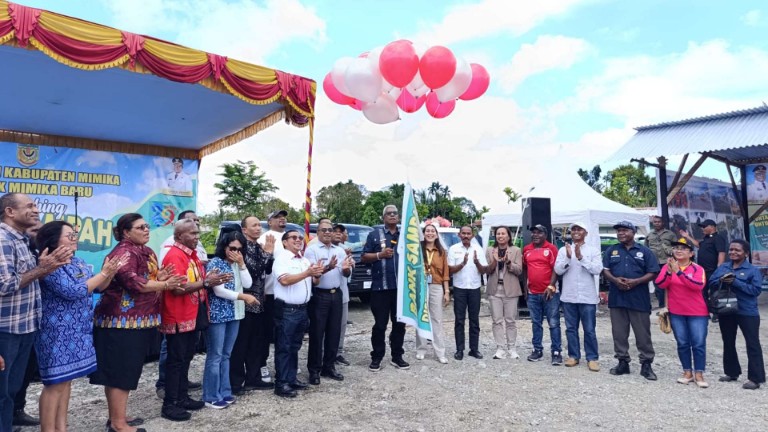 Bupati launching bank sampah di Distrik Miru, foto: Martha/ Papua60detik