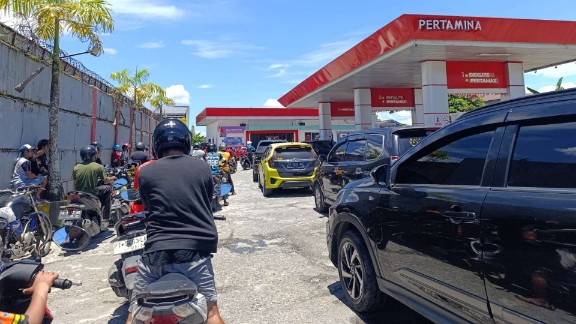 antrian-panjang-di-spbu-timika-pertamina-beralasan-begini