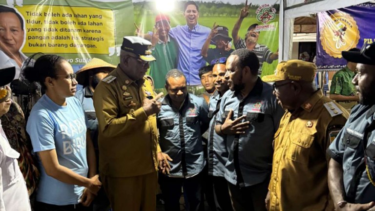 Bupati dan Wakil Bupati mengunjungi stand Pemuda Tani DPC Mimika. Foto: Martha/ Papua60detik
