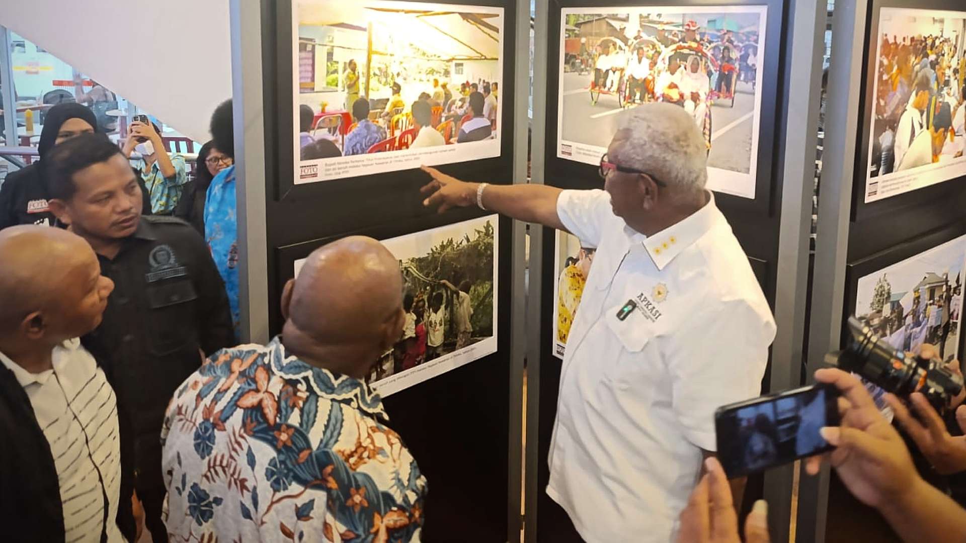 Bupati Mimika, John Rettob dan tamu undangan pada pameran foto PFI Timika di Diana Mall lantai 2, Jumat (10/10/2025). Foto: Martha/ Papua60detik