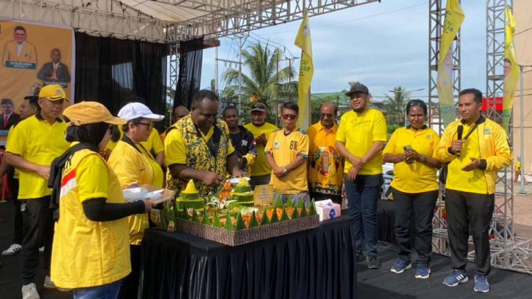 Peringati HUT) ke-61 Partai Golkar dipusatkan di halaman Gedung Eme Neme Yauware, Sabtu (11/10/2025). Foto: Faris/ Papua60detik