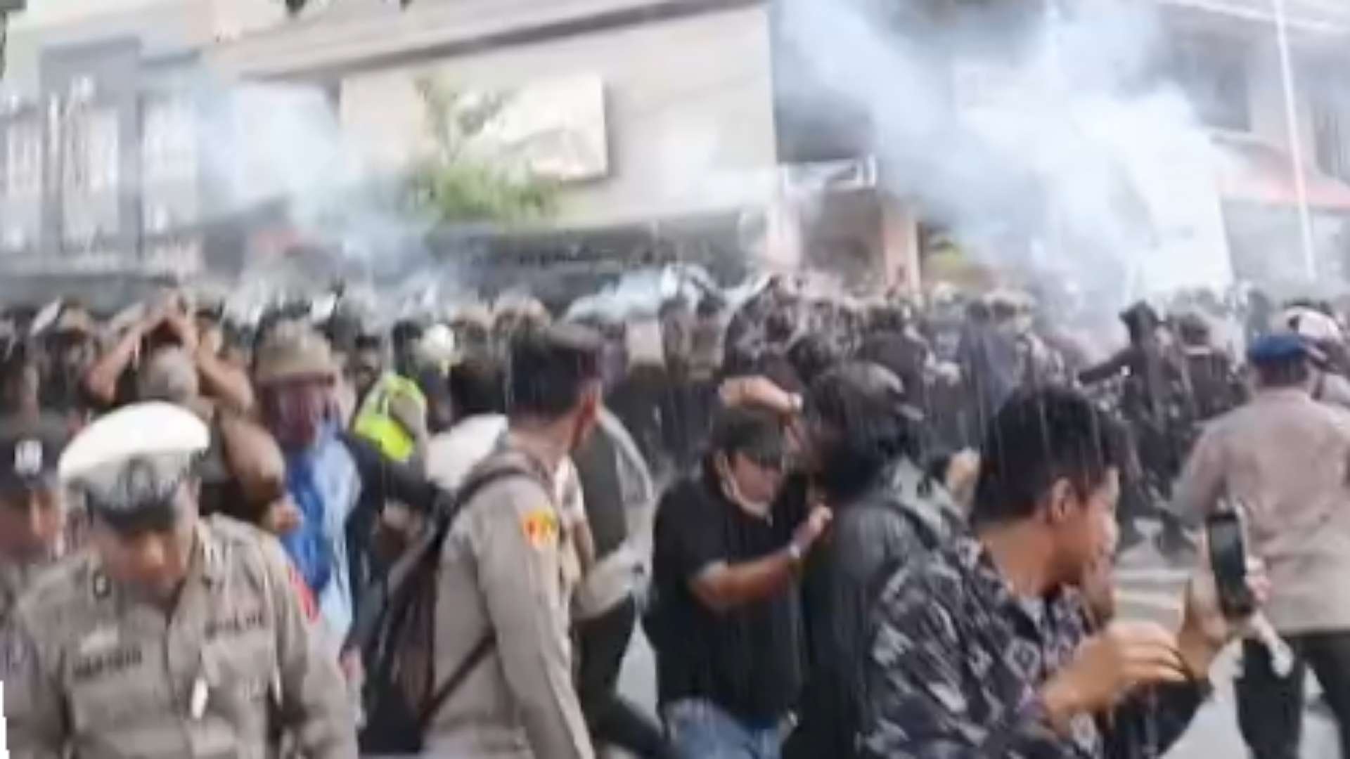 Demo di Jayapura Ricuh, Massa Rusak dan Bakar Mobil