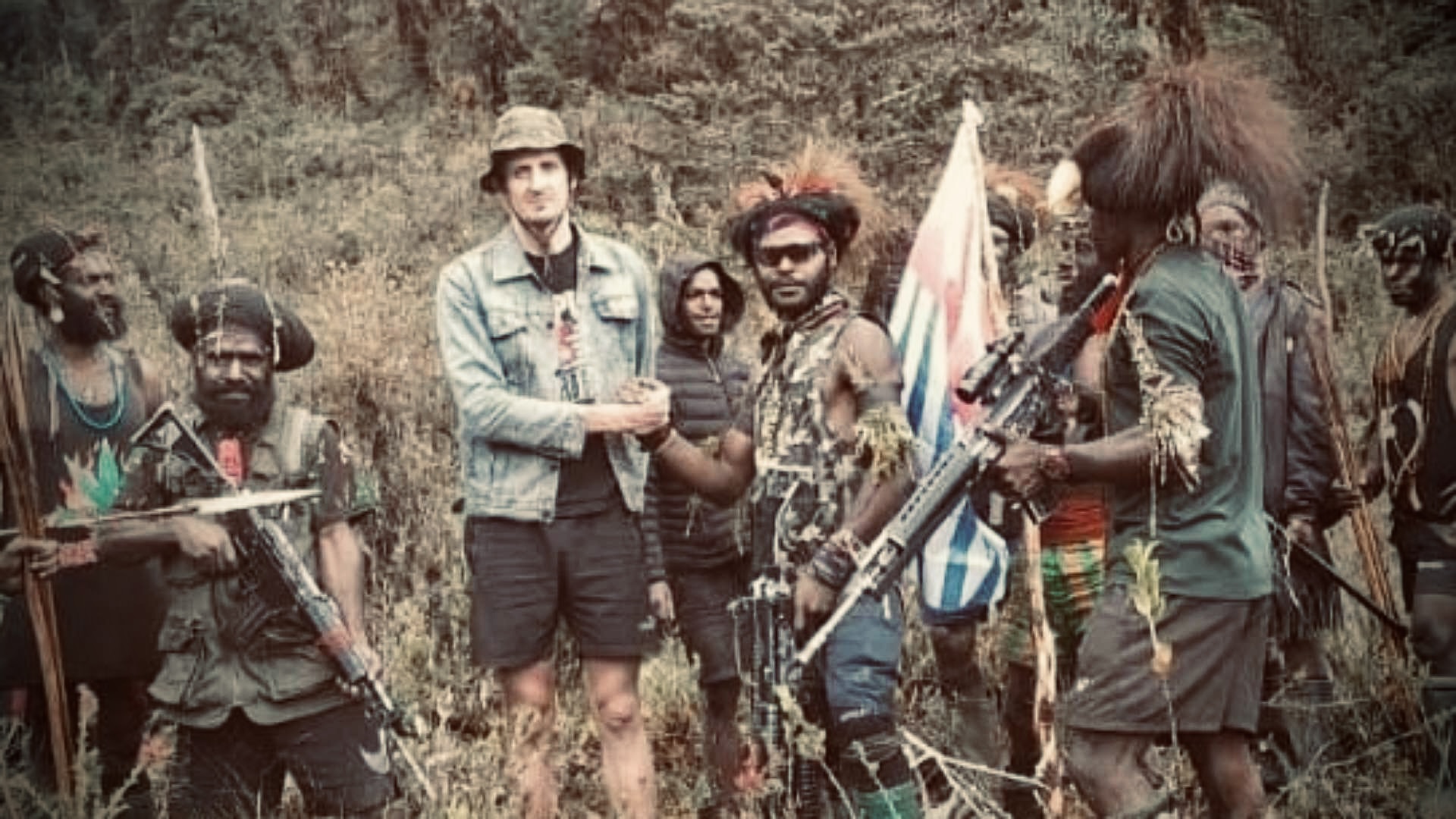 Kelompok bersenjata pimpinan Egianus Kogoya bersama pilot Susi Air PK BVY, Philip Mark Mhertens. Foto: Dok