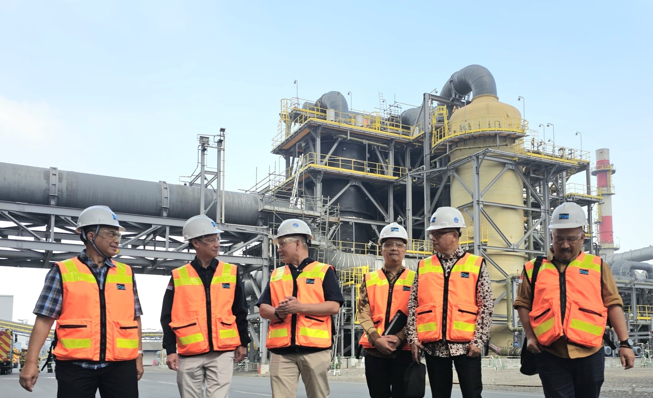 Deputi Bidang Koordinasi ESDM Kemenko Perekonomian, Elen Setiadi (ketiga kiri) saat mengunjungi Smelter PTFI di Gresik, Sabtu (21/6/2025). Foto: Corpcom PTFI