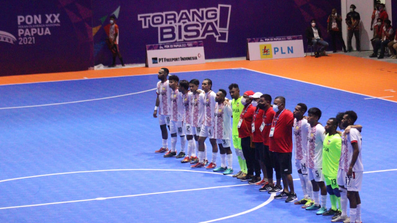 Pemain Tim Futsal Papua menyanyikan lagu kebanggaan ‘Tanah Papua’ sebagai perayaan setelah menang atas Kepulauan Riau dengan skor 6-3 lawan di Venue Futsal PON Klaster Mimika, Jalan Poros SP5, Senin (27/9/2021). Foto: Humas PPM/ Sahirol