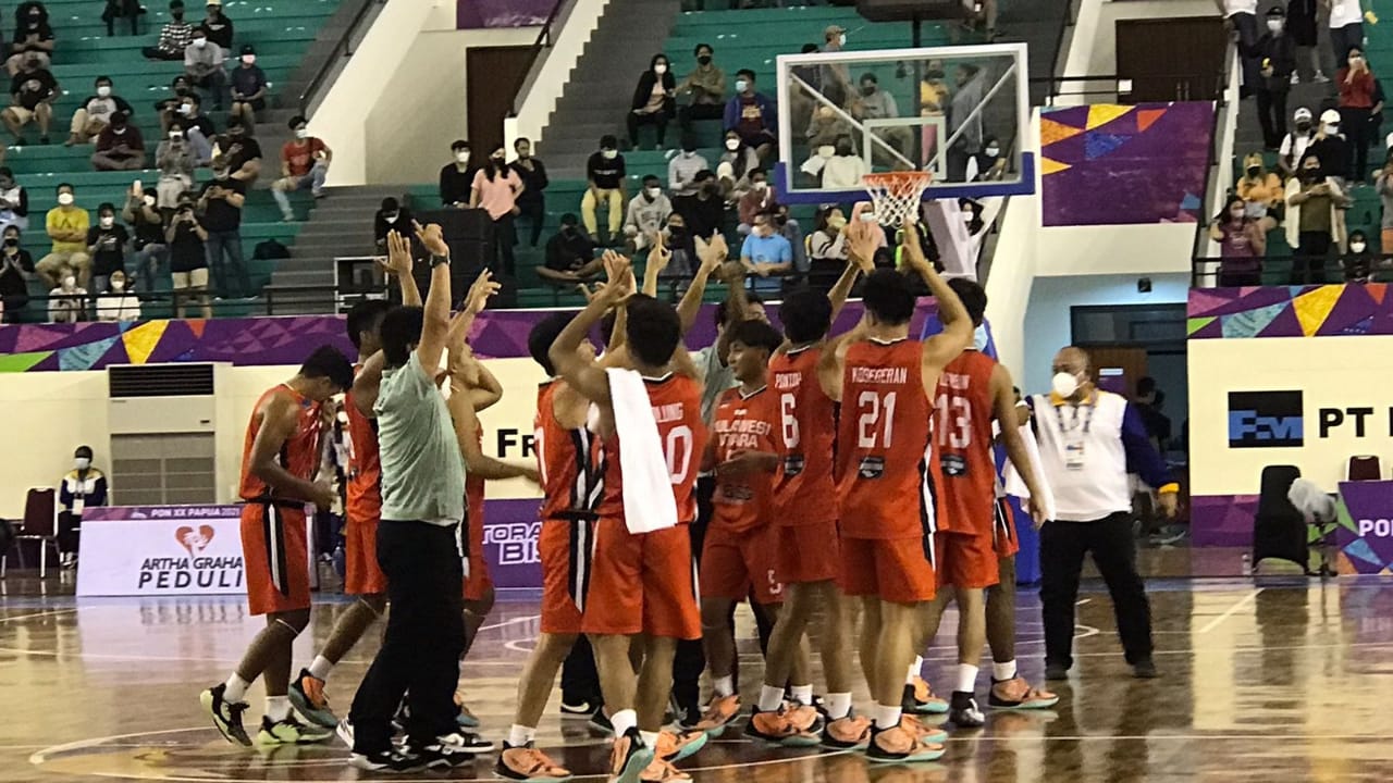 Pemain basket Sulut luapkan kegembiraan usai menang melawan Bali di GOR Basket MSC, Selasa (5/10/2021). Foto: Anti Patabang/Papua60detik