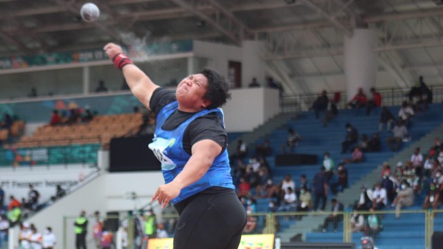 Atlet dari Jawa Barat Eki Pebri Ekawati pecahkan rekor nasional sekaligus meraih medali emas pada nomor tolak peluru putri PON XX di Venue Atletik MSC, Kamis (14/10/2021). Foto: Humas PPM/ Sahirol