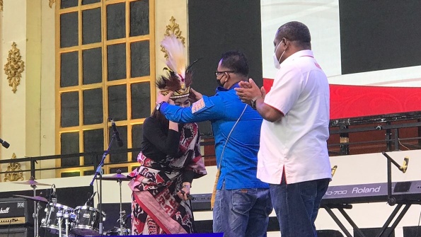 Ketua DPD KNPI Mimika, Michael Gomar dan Sekretaris Umum KONI Mimika, Cessar Tunya memasangkan mahkota cenderawasih kepada Merry Riana di GOR Basket MSC, Rabu (10/11/2021). Foto: Anti Patabang