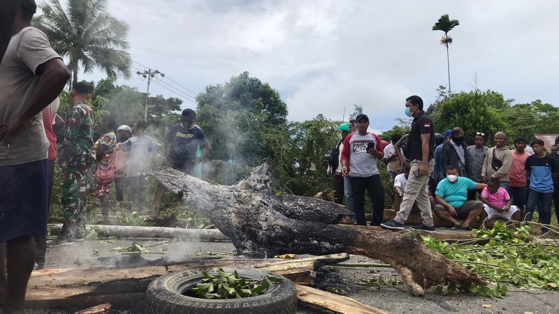 Pemalangan di Kilometer 11 Kampung Kadun Jaya, Timika, Senin (22/11/2021). Foto: Salmawati Bakri/Papua60detik