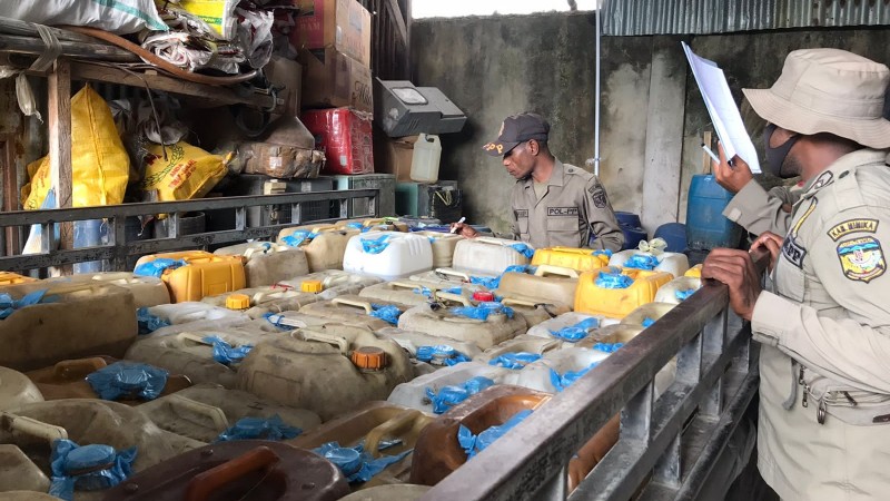 Minyak tanah yang disita tim gabungan penertiban BBM yang ditemukan di Jalan Merpati Hasanuddin, Jumat (17/12/2021). Foto: Anti Patabang/Papua60detik