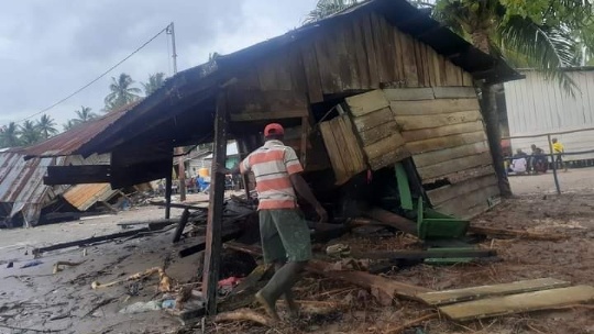 Kondisi bangunan rumah di Distrik Amar hancur pasca diterjang ombak dan angin kencang, Rabu (5/1/2022). Foto: Istimewa