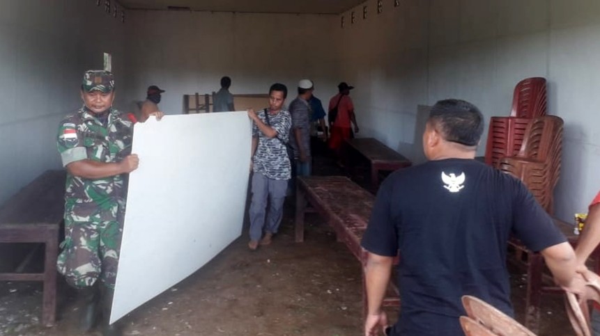 Babinsa Koramil 1707-15/Ulilin Kodim 1707/Merauke membantu menyiapkan sarana penunjang pendidikan di bangunan sekolah sementara bagi anak-anak SD Inpres Muting III. Foto: Eman Riberu/ Papua60etik