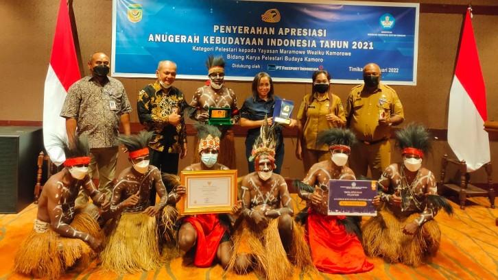 Penyerahan penghargaan anugerah kebudayaan Indonesia kepada Yayasan Maramowe Weaiku Kamorowe oleh Kemendikbud di RPH, Senin (24/1/2022. Foto: Dicy H Elwuar/Papua60detik