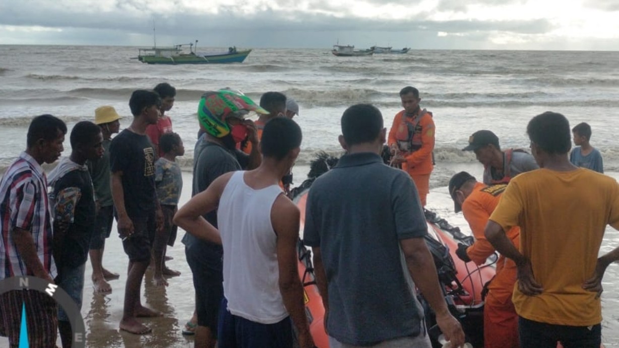 Tim SAR Merauke melakukan pencarian terhadap nelayan bernama Mansur yang hilang terseret ombak pasang pada Minggu (23/1/2022) sore. Foto: Istimewa