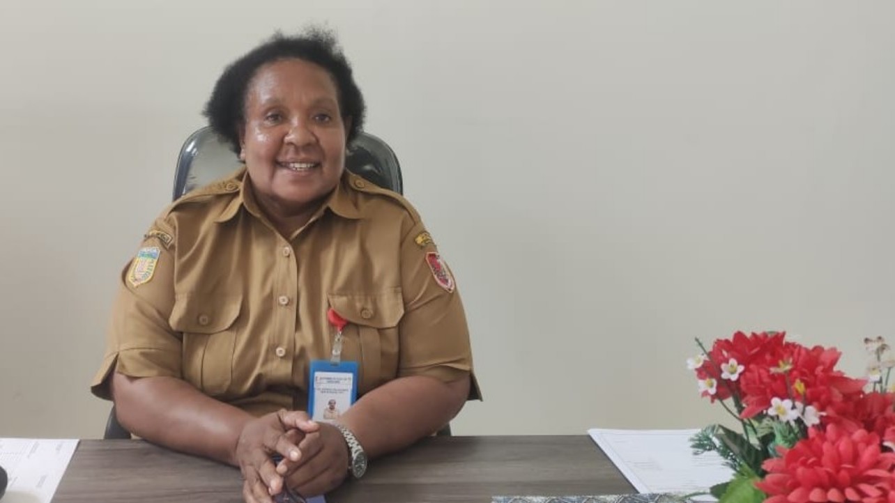 Plt Kepala Dinas Kependudukan dan Pencatatan Sipil (Dukcapil) Merauke, Yustina Regina Kamisopa. Foto: Eman Riberu/ Papua60detik