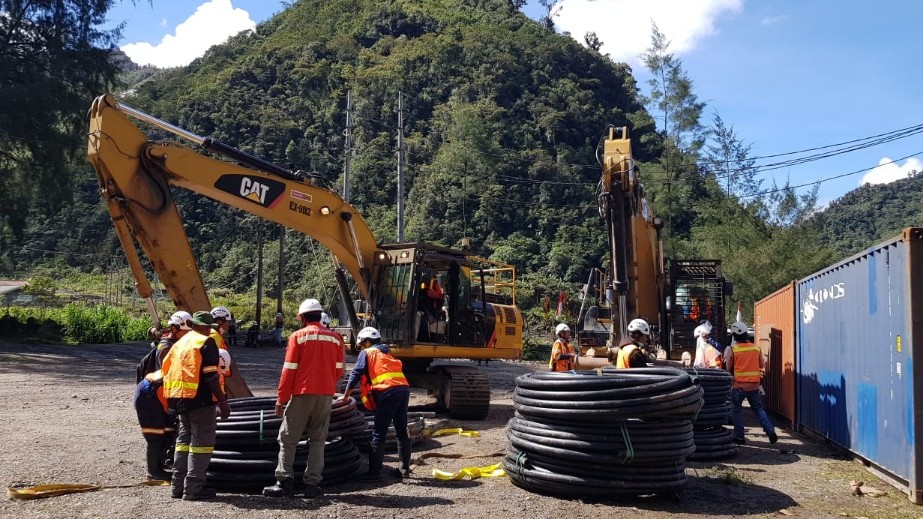 Tim PTFI menggunakan alat berat mempersiapkan pipa HDPE 63mm untuk mengalirkan air bersih dari dam air ke rumah warga. Foto: Corpcom PTFI