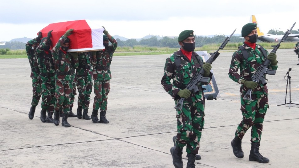 Upacara pengantaran jenazah Kepala Badan Intelijen Nasional (Kabinda) Papua Mayjen TNI Abdul Haris Napoleon di Jayapura Selasa (15/2/2022). Foto: Pendam XVII/ Cenderawasih