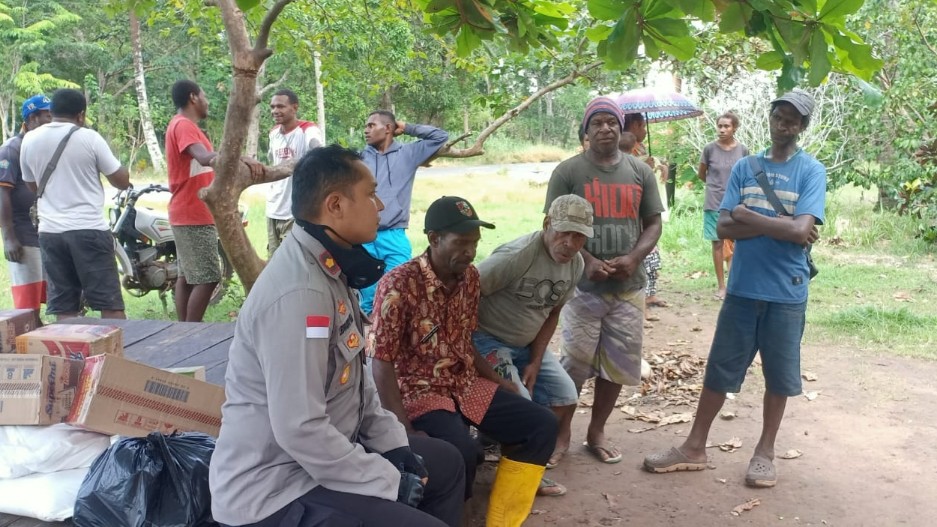 Wakapolres Merauke, Kompol Leonardo Yoga menyambangi sejumlah tokoh masyarakat di Kampung Kartini, Distrik Jagebob, Kamis (17/2/2022). Foto: Eman Riberu/ Papua60detik