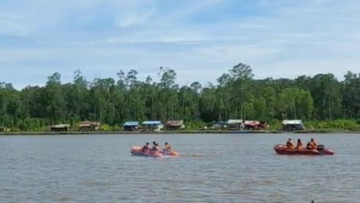 Pencarian speed boat hilang oleh tim rescue Kantor Pencarian dan Pertolongan Timika, Rabu (23/2/2022). Foto: Humas SAR Timika