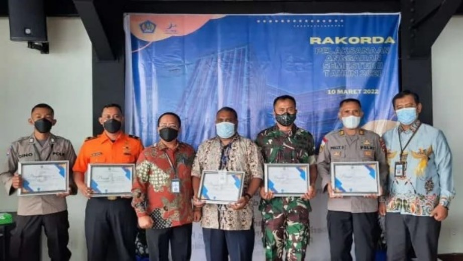 Basarnas Merauke dan tiga Satker lainnya menerima piagam penghargaan atas pengelolaan keuangan di lingkup Provinsi Papua, Kamis (10/3/2022). Foto: Eman Riberu/ Papua60detik